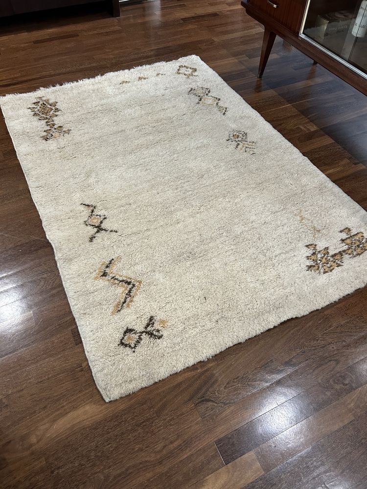 Tapete oriental, berber, feito à mao em pura lã. Lavado. 175x120