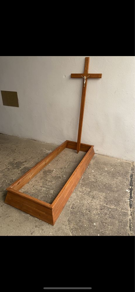 Obudowy grobu, krzyże, tabliczki