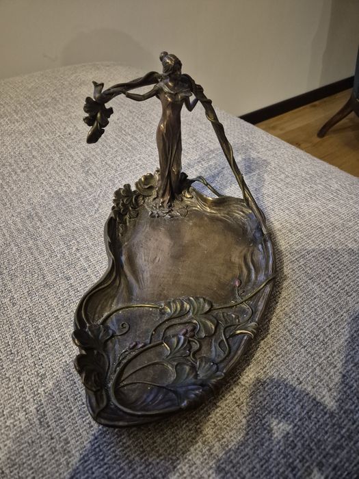 Dziewczyna trzymająca rattan veroneze design