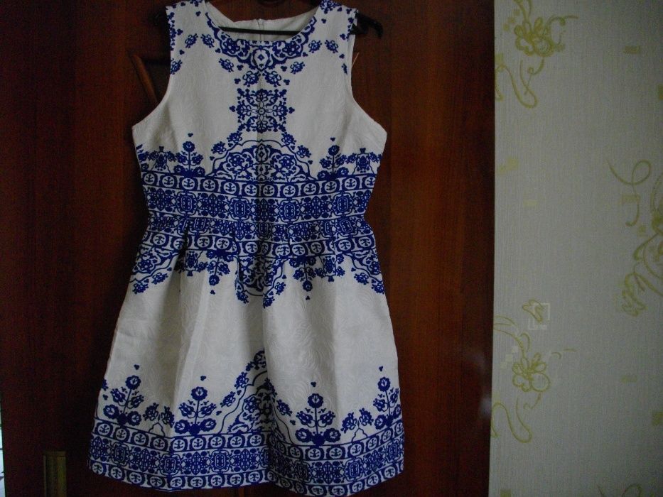 Платье белое с синим орнаментом