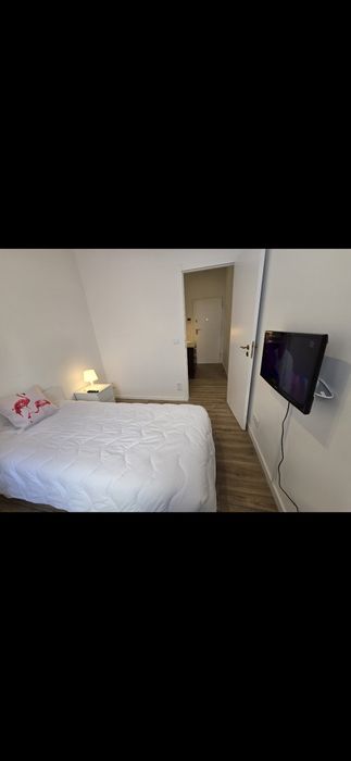 Quarto duplo  c/ TV a 1 minuto da estação comboio Queluz