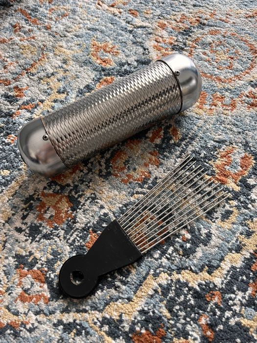 Ganzá com pente (instrumento brasileiro)