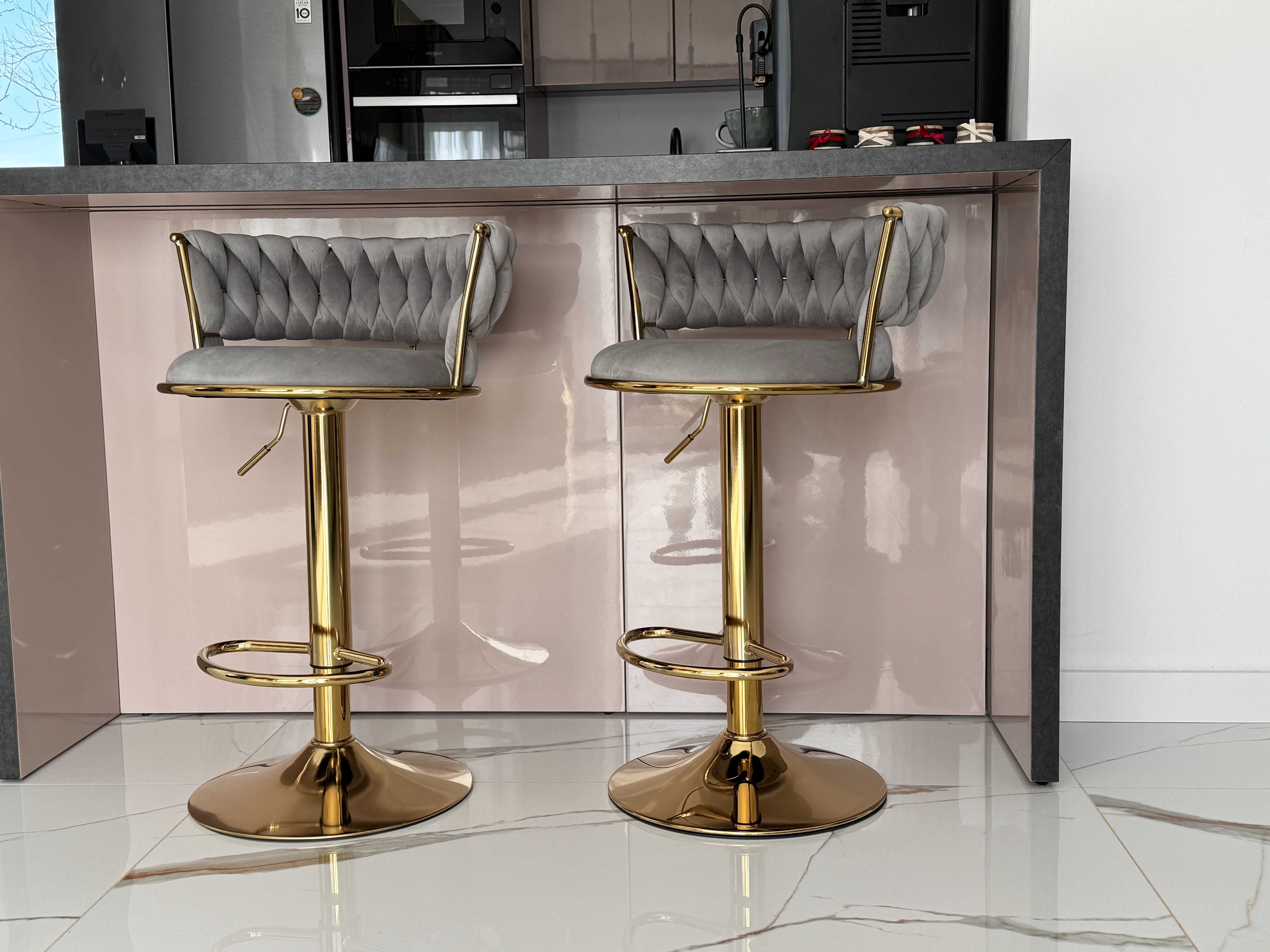 Welurowy Hoker Glamour Light grey z plecionką na Złotej Podstawie