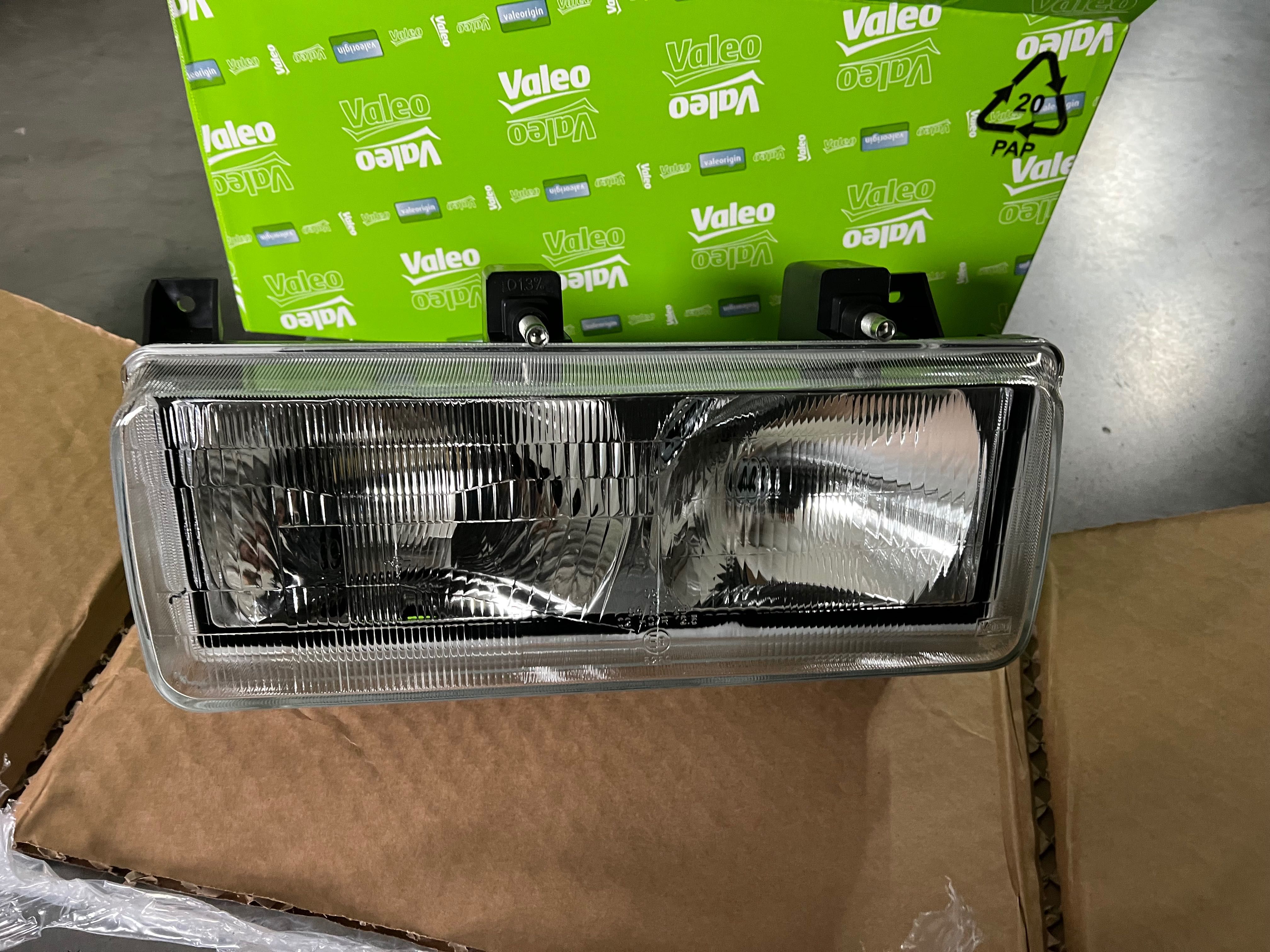 Reflektor Lampa  prawa Nissan Atleon 99-12 Valeo Nowa