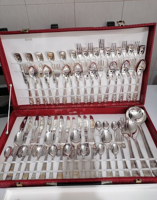 Faqueiro Banhado a Prata.