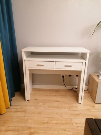 Białe wysuwane biurko