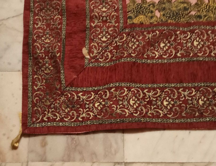 Tapeçaria/toalha de mesa bordado como antigo em metálico dourado