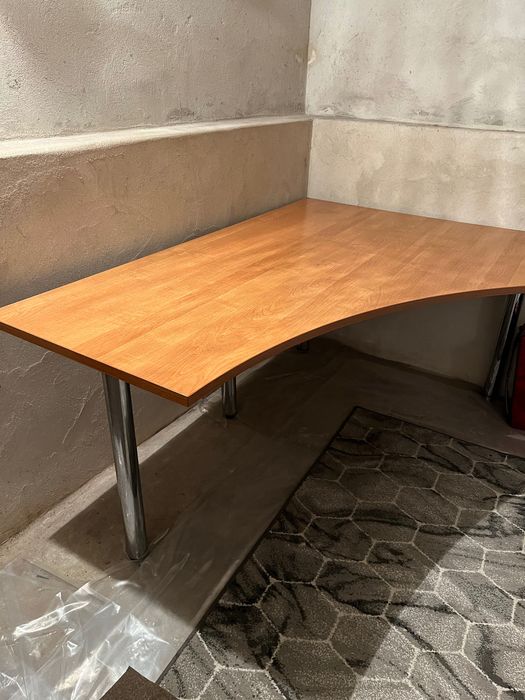 Duży stół w kolorze drewna na chromowanych nogach