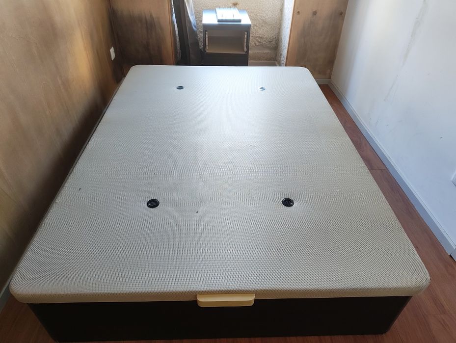 Cama sumie com arrumos