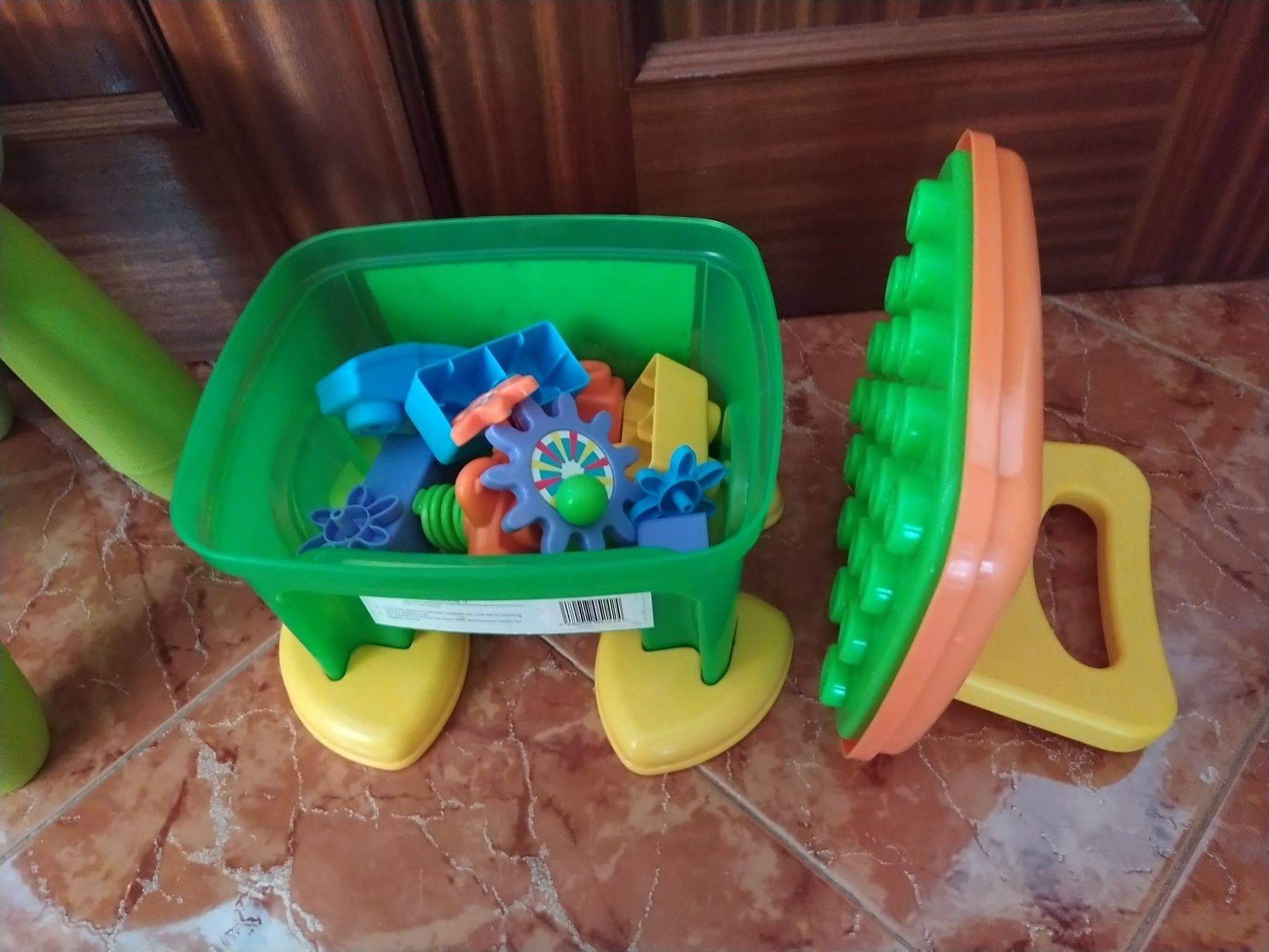 Brinquedos para bebé cadeira musical e bancos casa quarto cozinha.