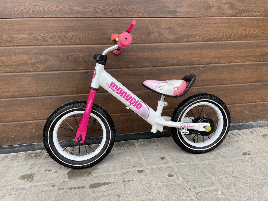 Różowy rower biegowy