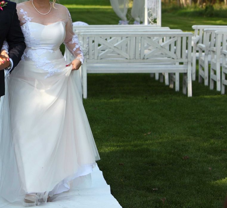 Suknia ślubna w stylu klasycznym, elegancka, rozmiar 44-46