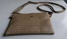Mala à tiracolo com bolso lateral com fecho