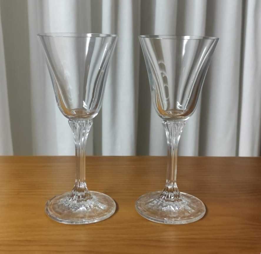 Vários copos de vinho, espumante e vinho do Porto
