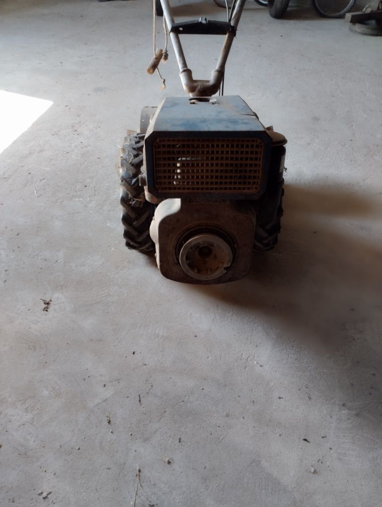 Trator motocultivador