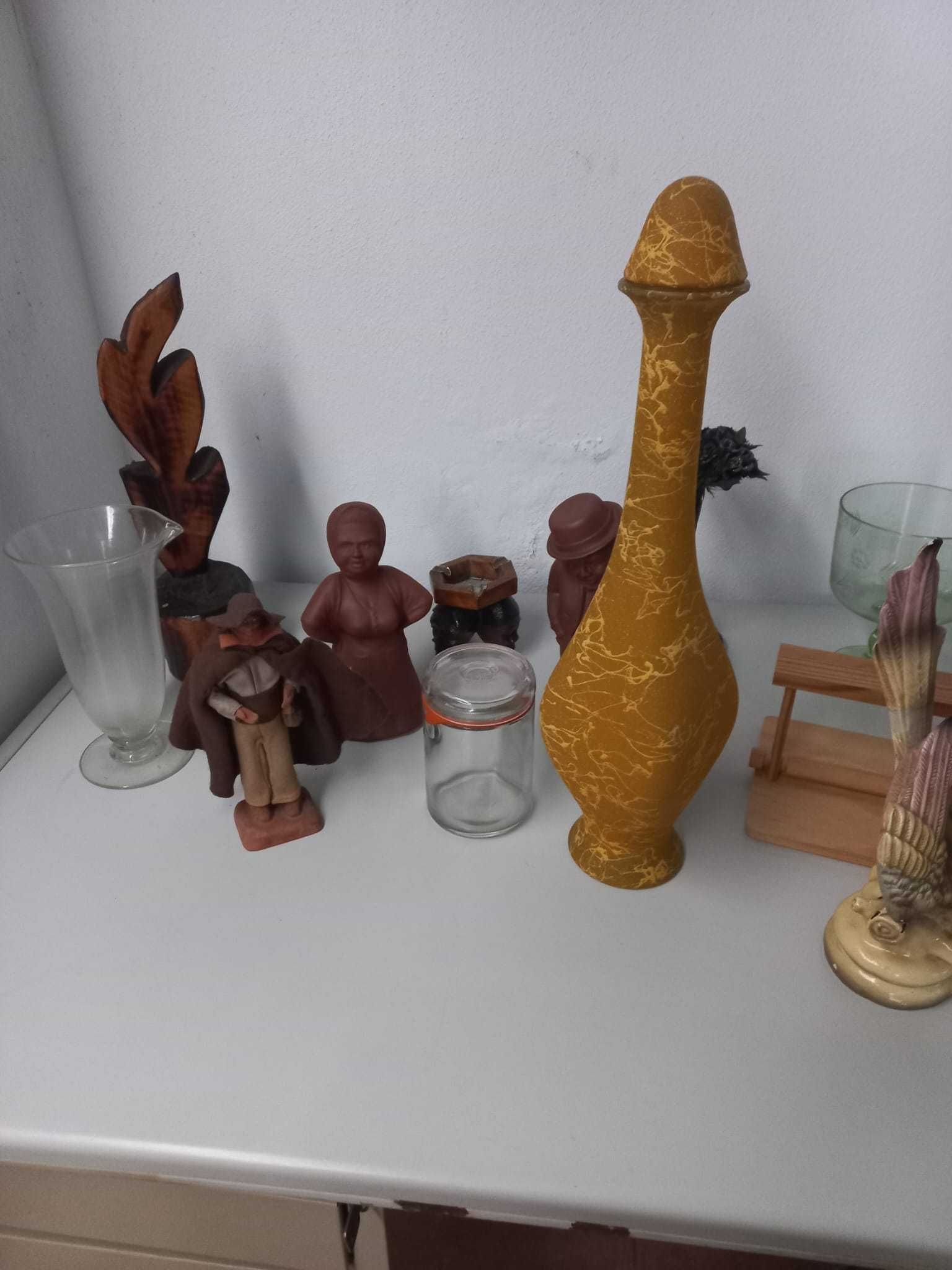 Diversos moveis e utensílios - Preços a passar por chamada.