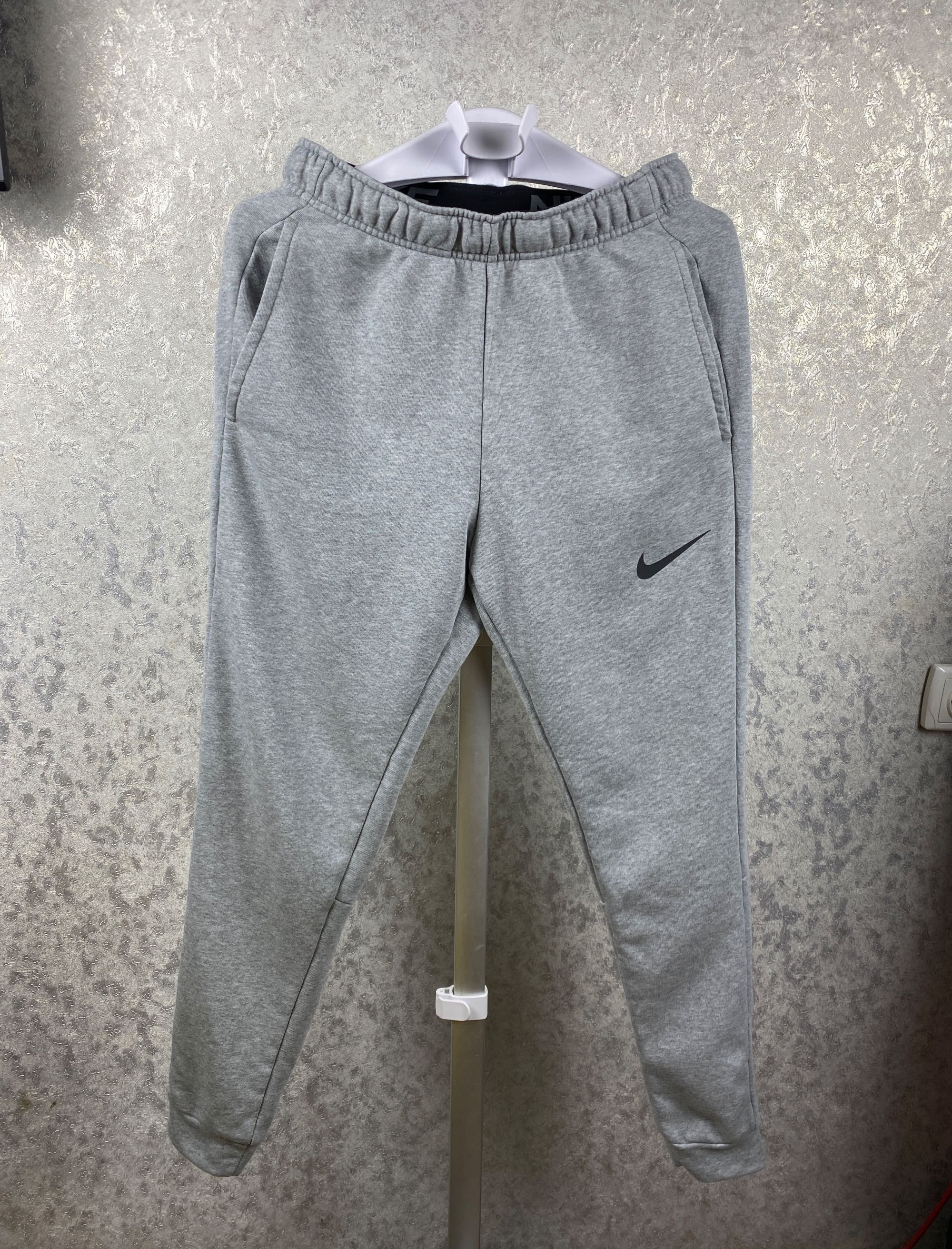 Мужские серые спортивные штаны Nike Dri-Fit S/M