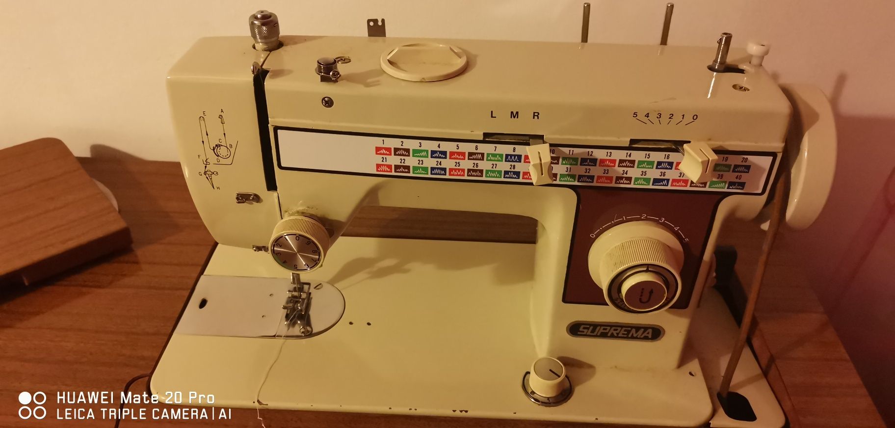 Vendo máquina de costurar e bordar.