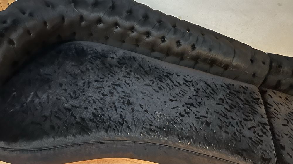 Sofa preto com detalhes
