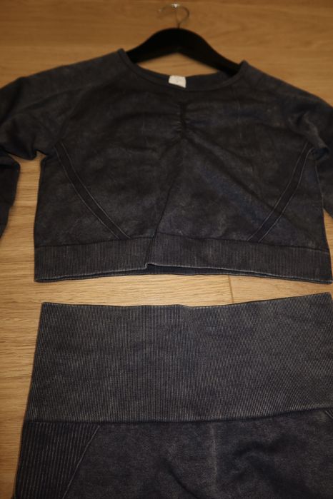 Сірий спорткостюм S, ідеальна посадка та push-up ефект.