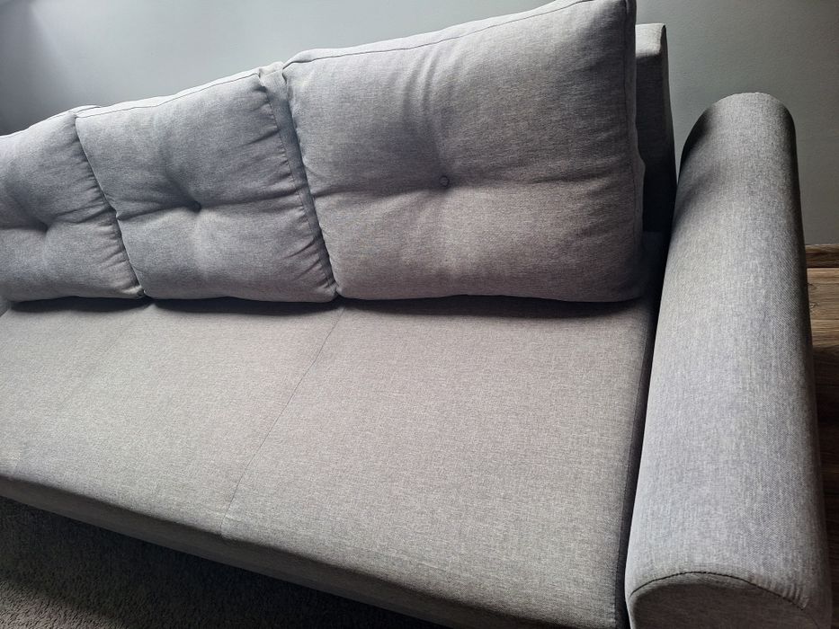 Zestaw kanap 3 i 2 osobowa plus ława do salonu.