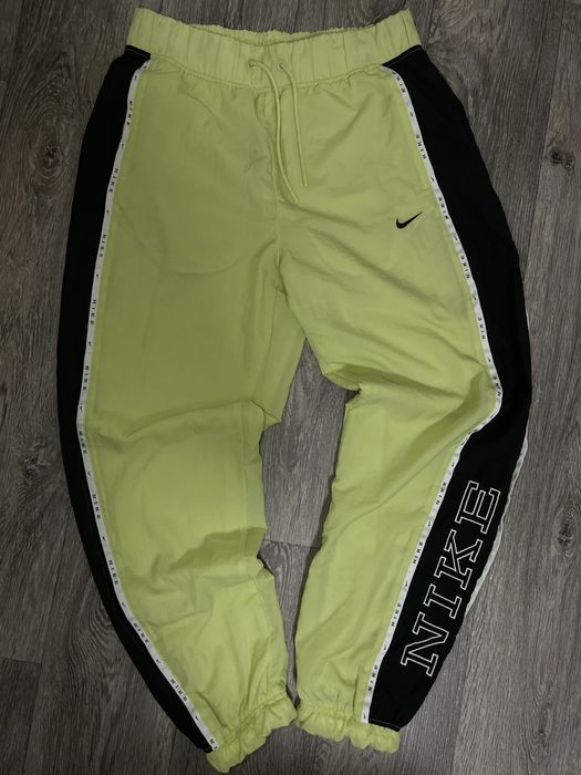 Нейлонові штани Nike