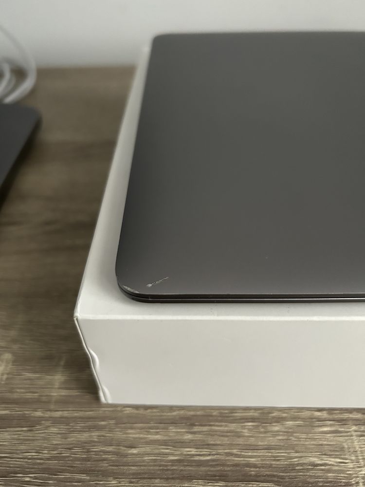 Macbook air touch id 2018 8GB 13” i5
