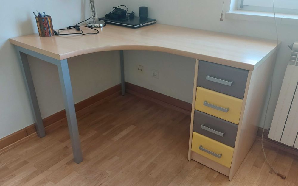 Secretária em bom estado de conservação.