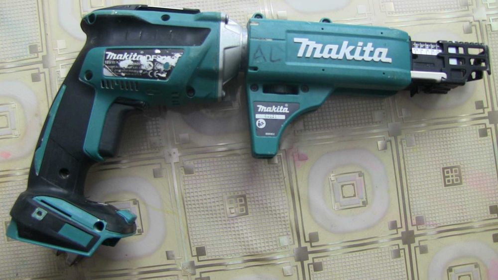Аккумуляторний безщітковий шурупокрут для гіпсокартону Makita DFS452