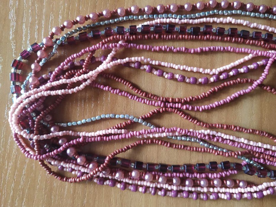 Лот из разной бижутерии: бусы, серьги, браслеты.