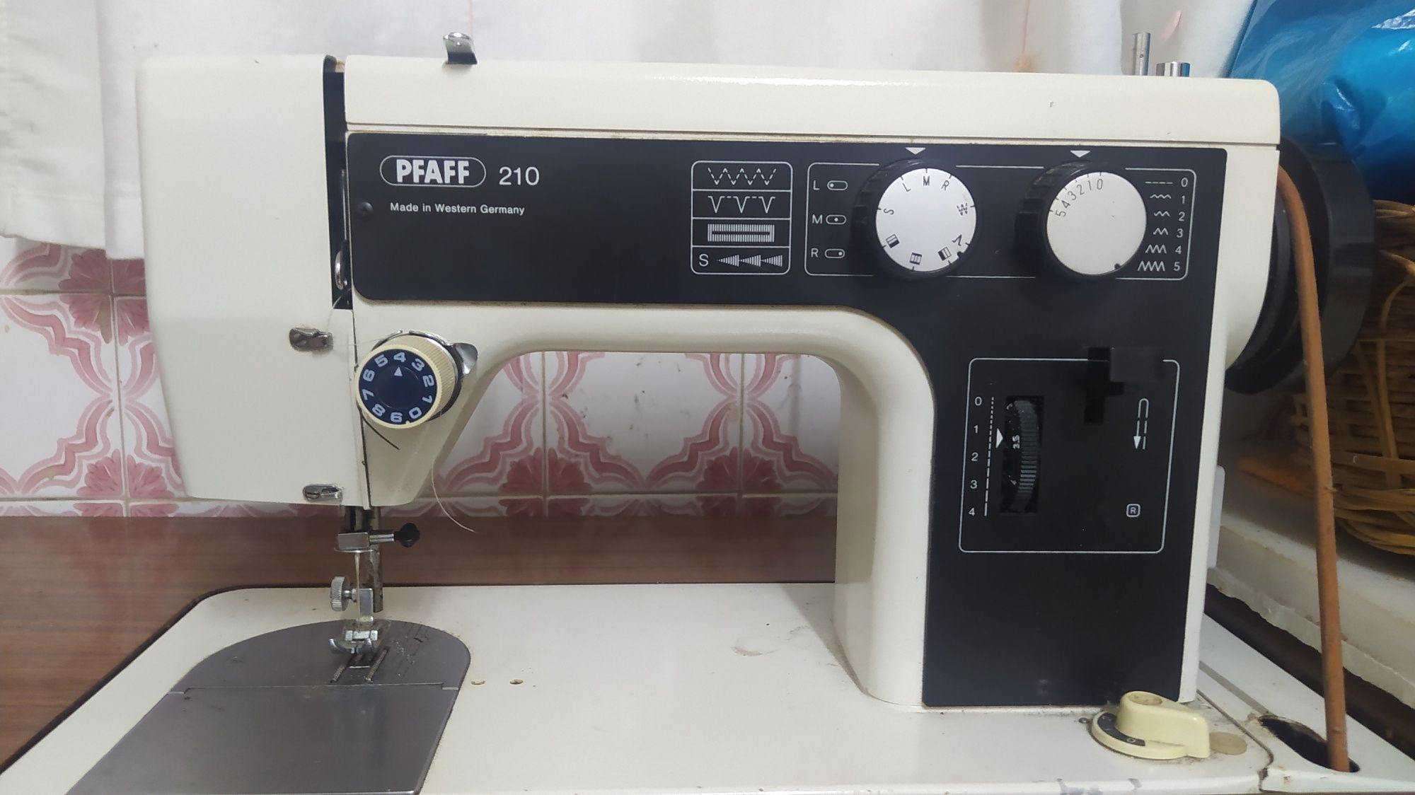 Máquina costura Pfaff 210 antiga