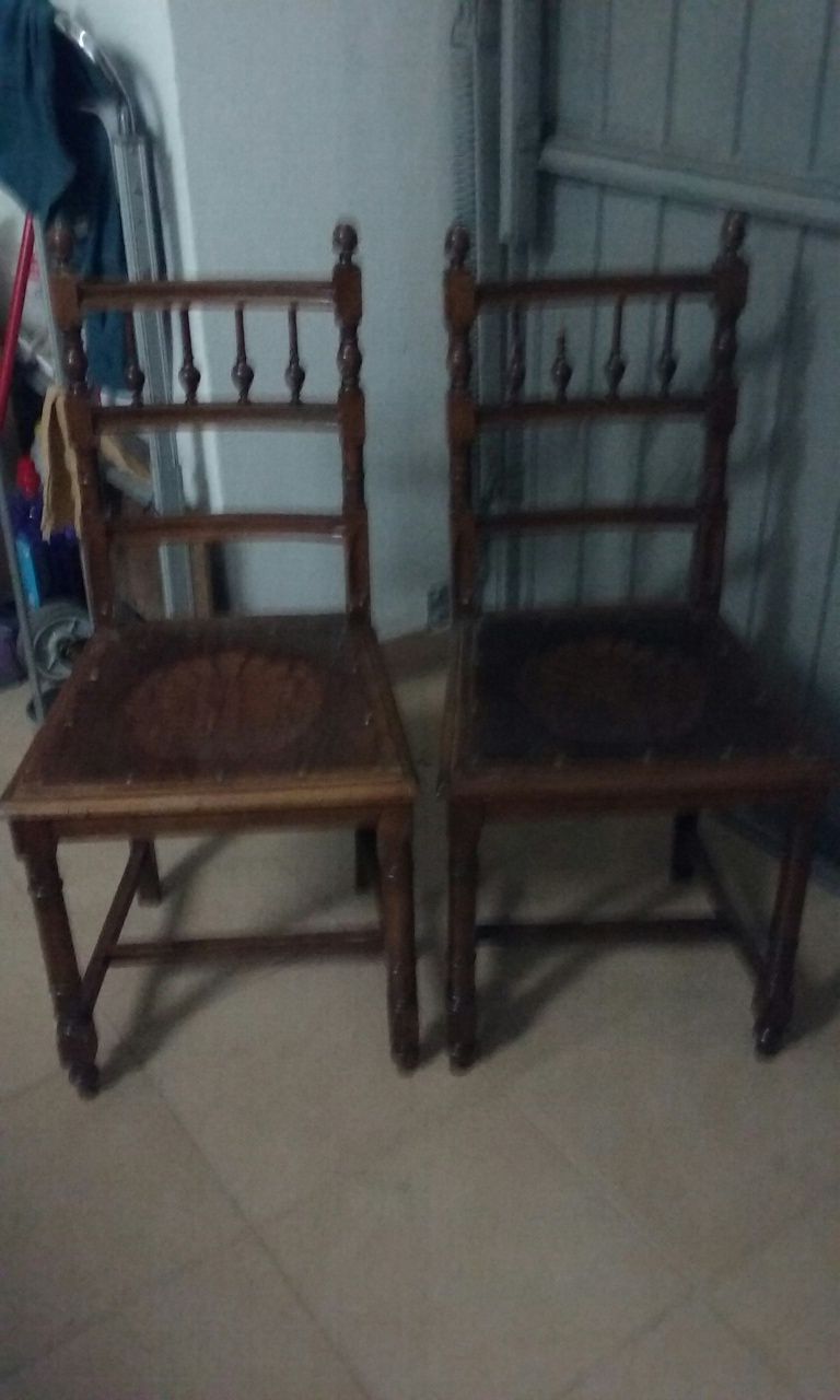 Duas cadeiras antigas