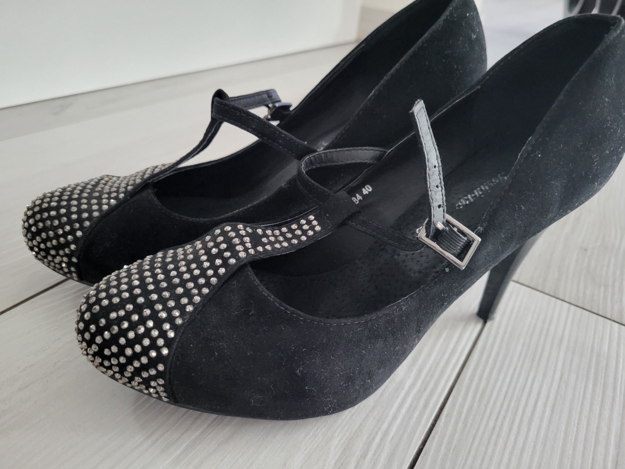 Buty zamszowe z cyrkoniami na pasek nowe 40