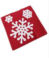Czerwona świąteczna poszewka na poduszkę ze śnieżynkami gruba haft