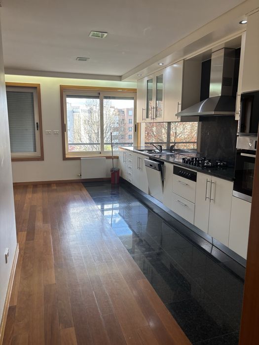 Arrendo apartamento fabuloso super bem situado , zona privilegiada da