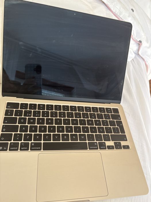 MacBook Air 13,6 polegadas/ 494,38 GB e vem com a caixa
