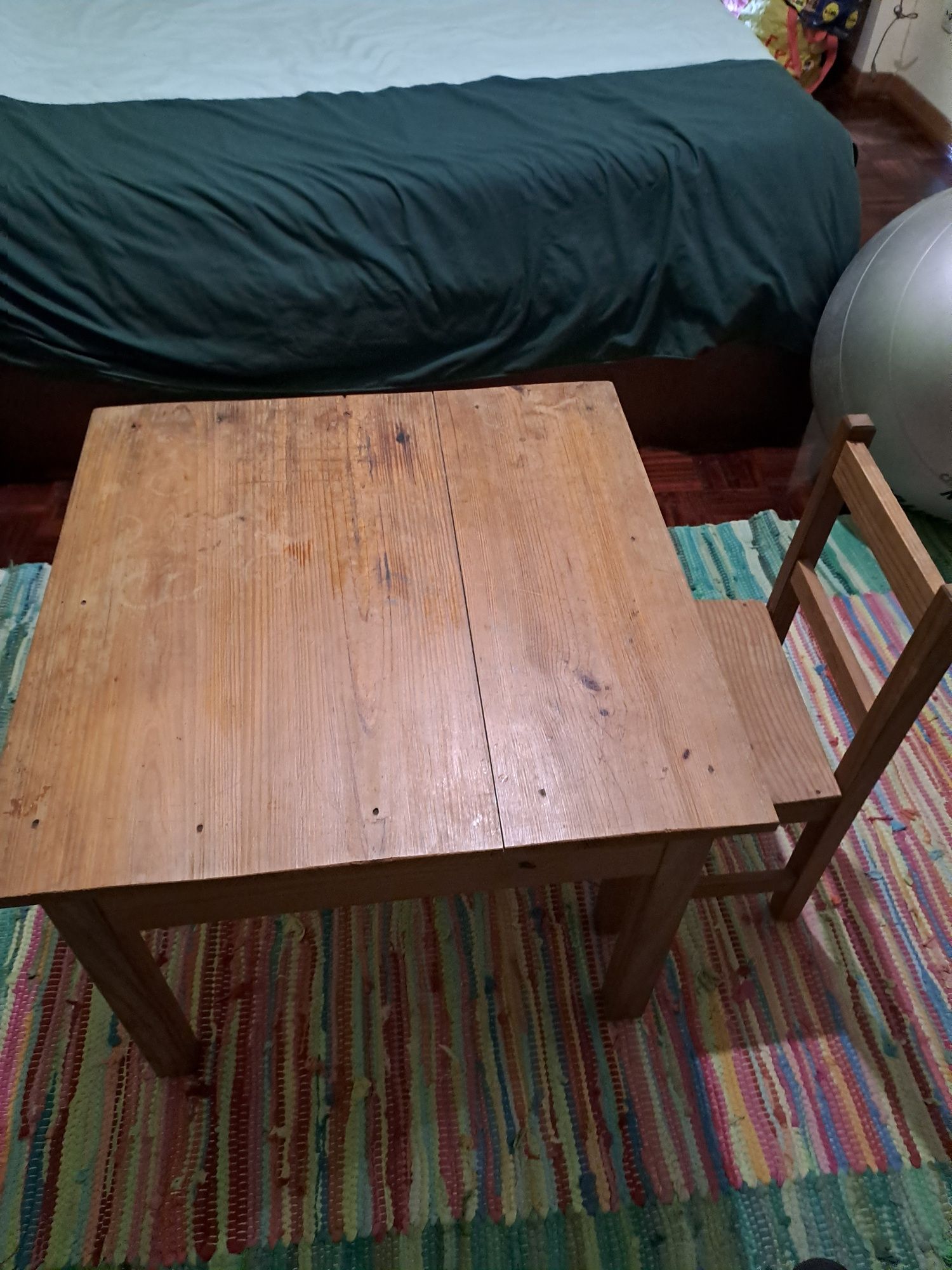 Mesa e cadeira madeira criança