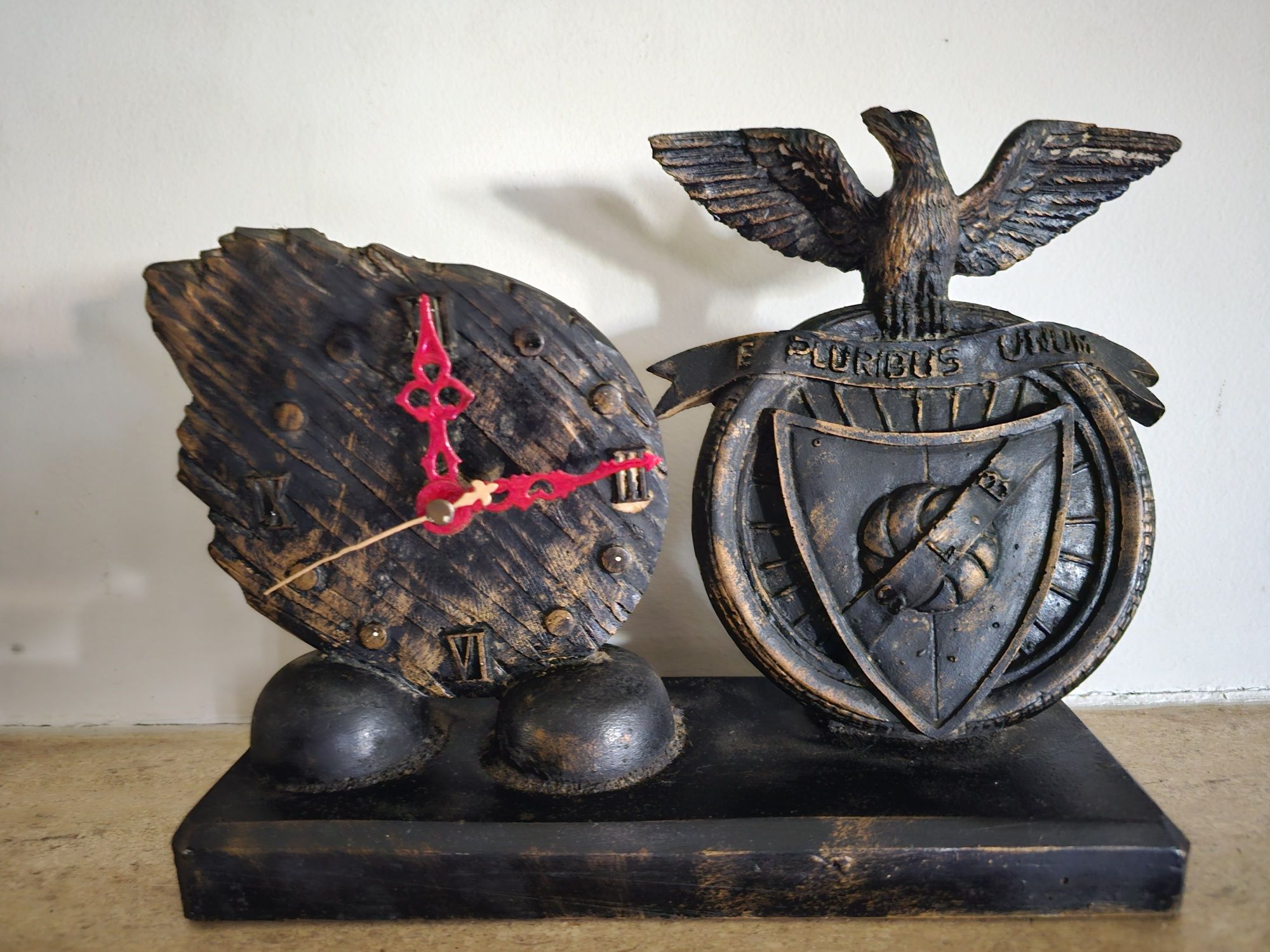 Relógio Com Símbolo Do Benfica Em Pedra