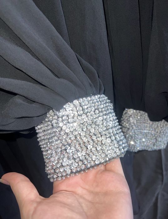 Чорна сукня з блискітками на рукавах, святкова