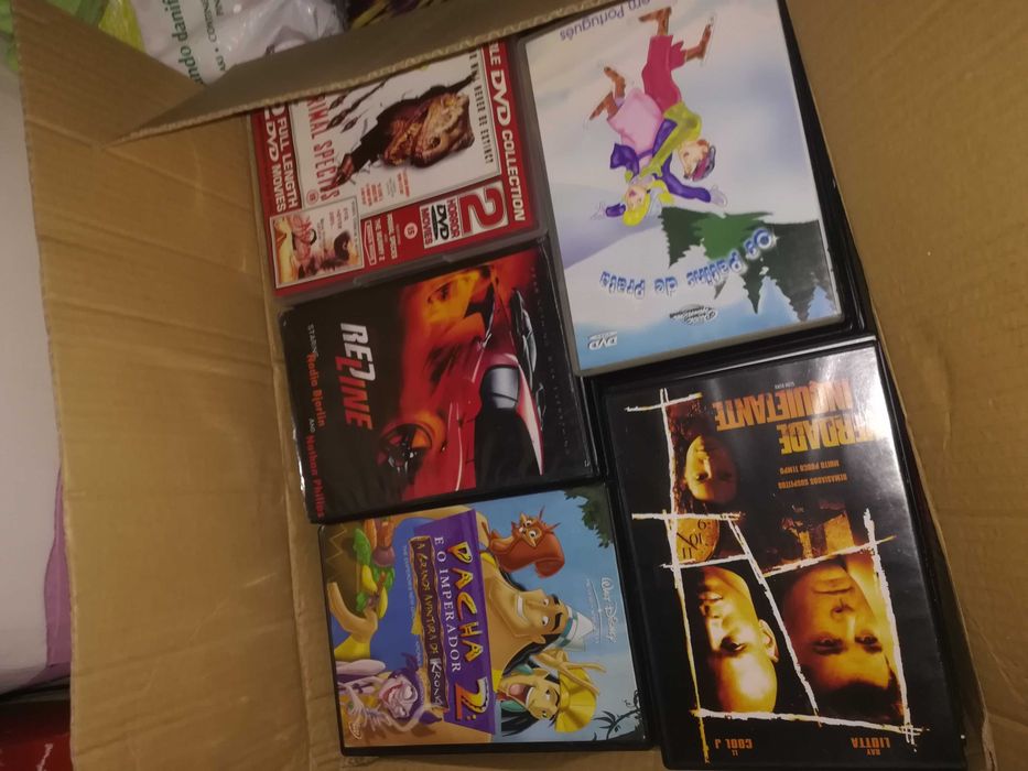 Vendo dois leitores DVD mais 2sacos de cds marca Samsung e Sony