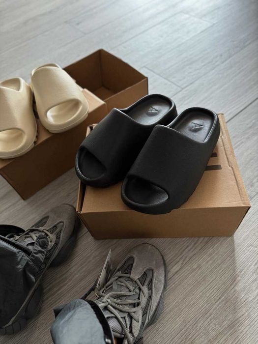 Бежевые тапочки Adidas Yeezy Slide черные шлепанцы адидас изи слайд