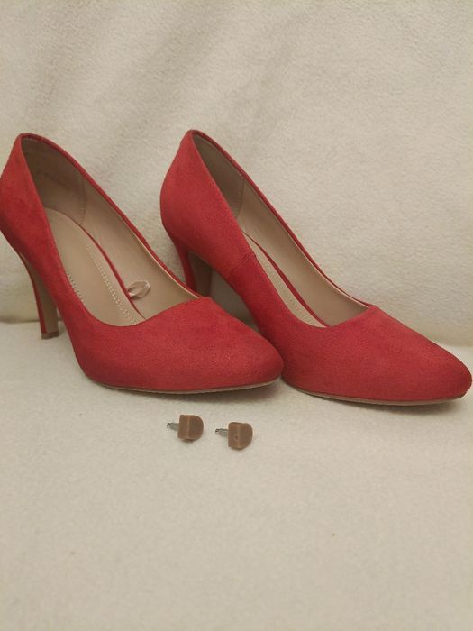 Sprzedam czerwone buty na szpilkach