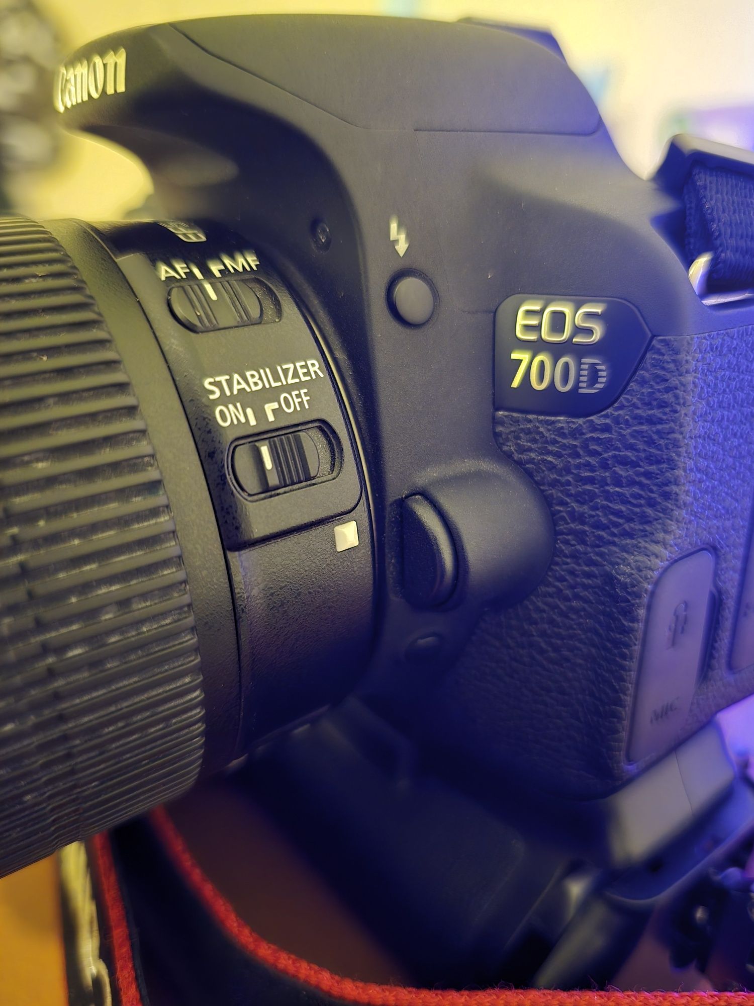 Canon EOS 700D + Lente 18-135mm + Grip + 3 baterias