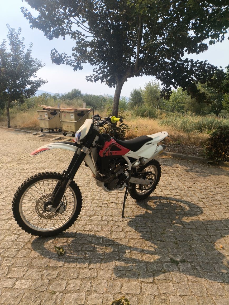 Husqvarna 250 impecável