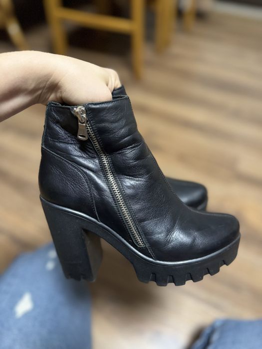 Шкіряні сапожки на каблуку, 39 розмір