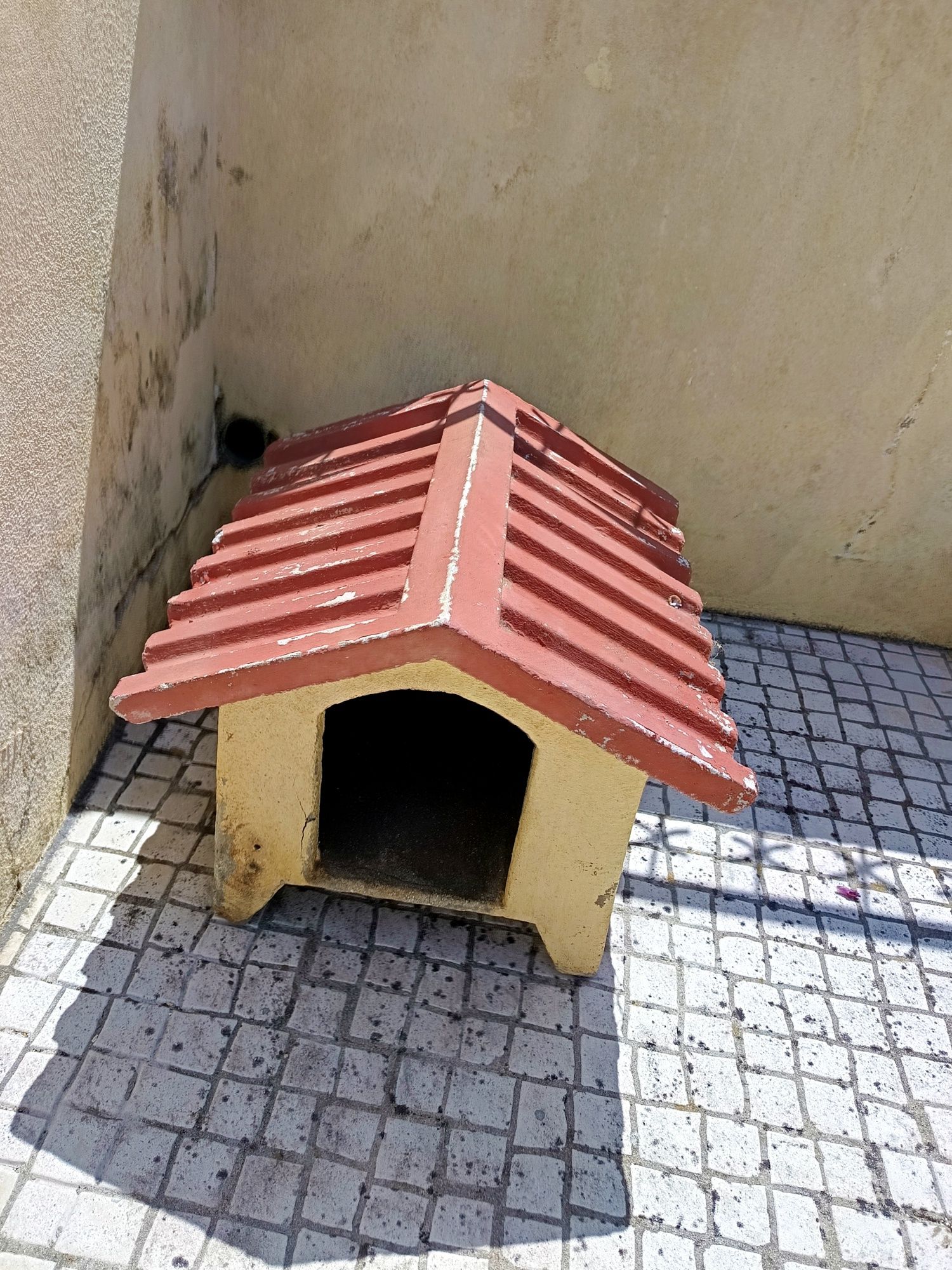 Casota de cão de cimento pequena