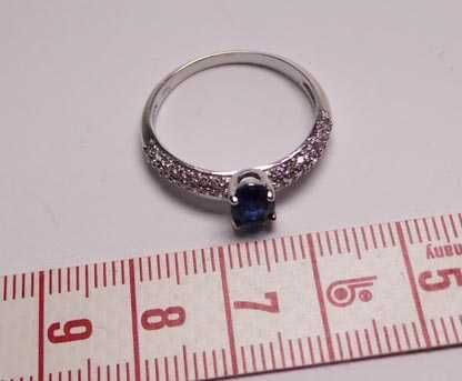 Srebrny pierścionek szafirowy kamień i cyrkonie R.21.
