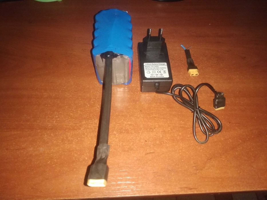 Літійіонна батарея 12  вольт + з комплектом .