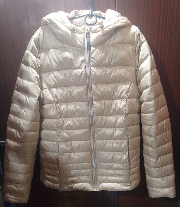 Продам демісезонну куртку з капюшоном