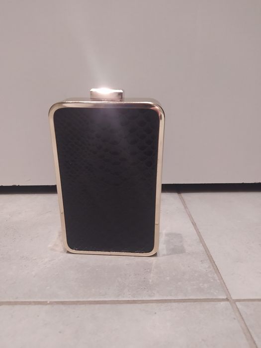 Czarna torebka MOHITO na łańcuszku